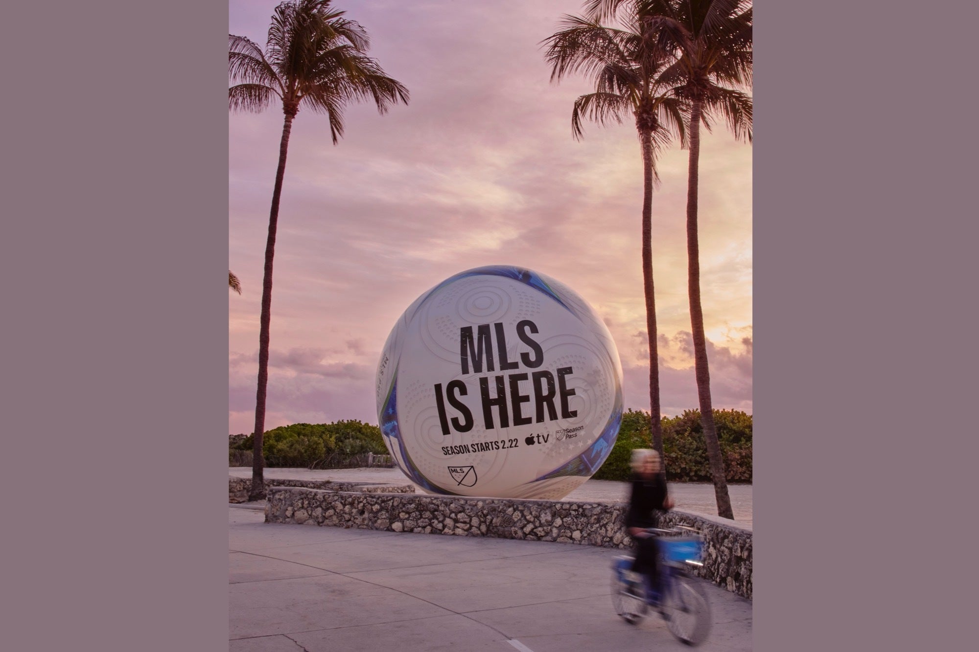 Miami'de dev bir futbol topunun görüntüsü