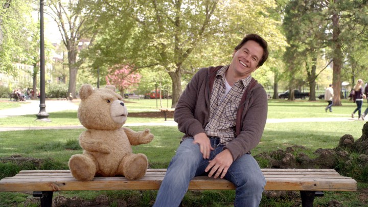 Ted ve John Bennett, Ted filminde gülen bir park bankında oturuyorlar.
