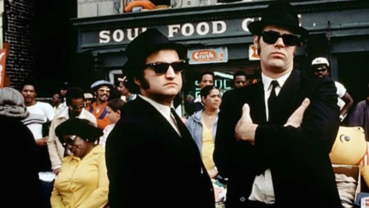 Blues kardeşler The Blues Brothers filminde kalabalık bir sokağın ortasında duruyor.