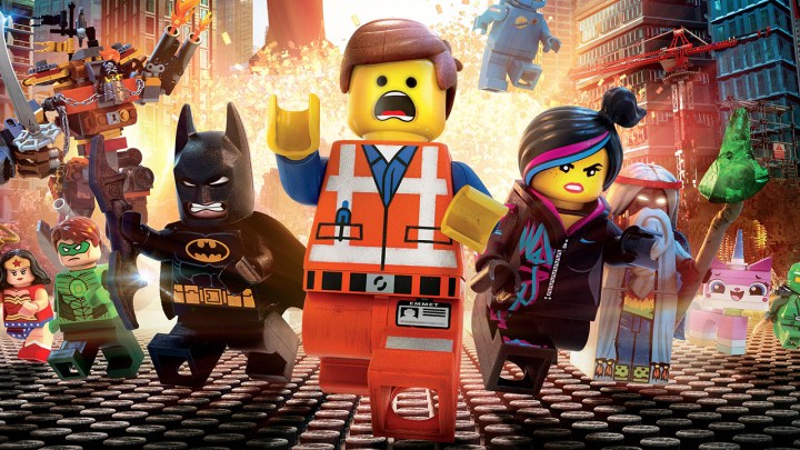 Emmett ve diğerleri LEGO filmindeki bir patlamadan koşarlar ve çığlık atarlar.