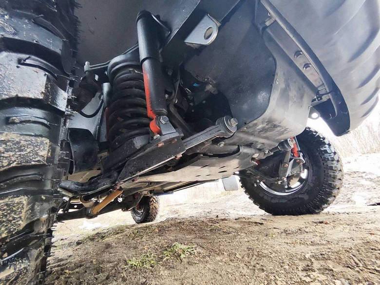 Güçlendirilmiş seyrek, şok emiciler, yaylar ve roket çubukları, yeni kardalar ve modifiye bir salon. 
