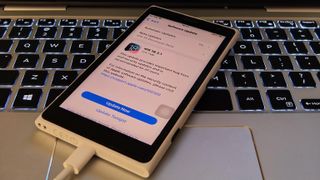 İçinde bir iPhone SE (Gen 3) ile Lumia 1020 Kılıf