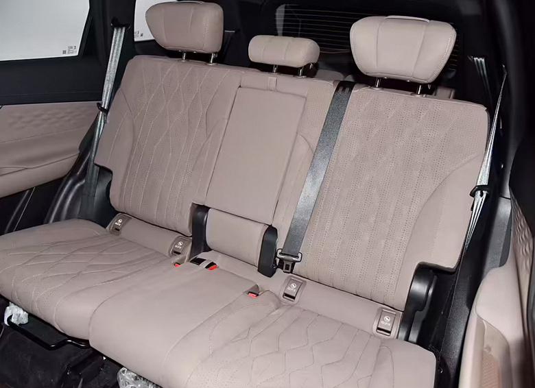 3,2 L/100 km akış hızı ve mükemmel ekipman olan en son Cherissover C 360 HP - sadece 13.8 bin dolar. Chery Fulwin T8 tarafından temsil edilmektedir