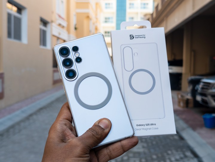 Telefona ve kutuya bağlı Galaxy S25 ultra manyetik şarj kapağının arkası