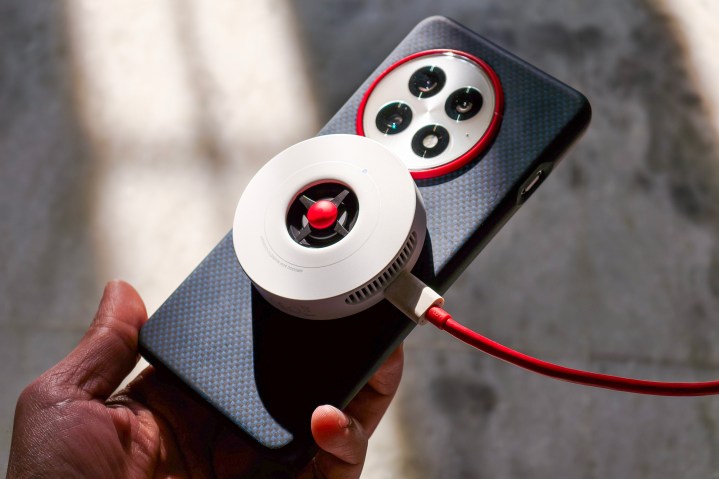 OnePlus Airvooc 50W Şarj Cihazı OnePlus 13 Kahramanına bağlı.