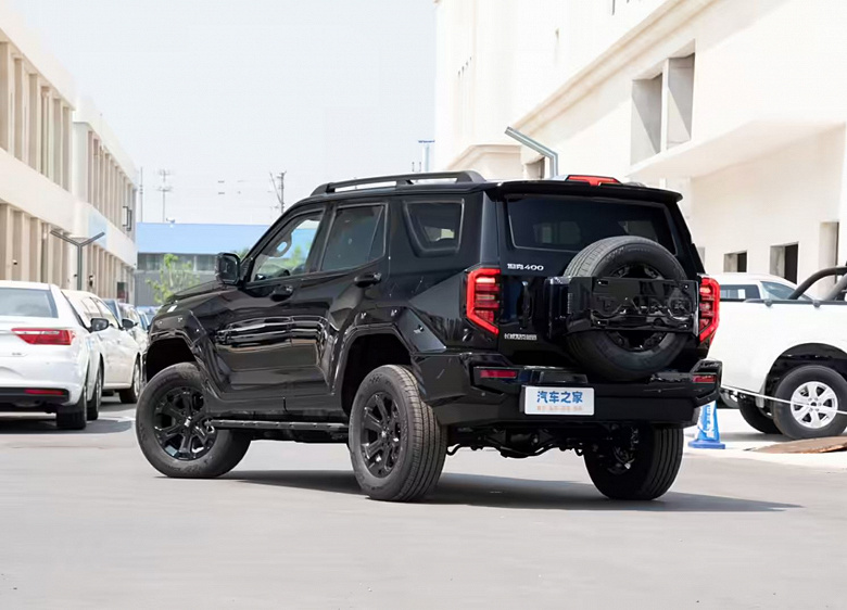 Rama, büyük boşluk, 9 vitesli “otomatik”, dört tekerlekten çekiş ve nihayet sıradan motorlar. Benzin ve dizel motorlarla tank 400 ile temsil edilmektedir