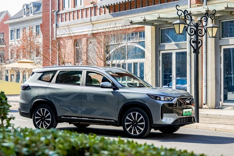 Chery, 2000 km'den fazla hareketle 14.000 dolardan daha ucuz büyük bir crossover yayınladı