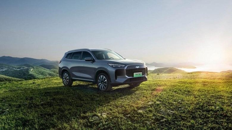 Chery, 2000 km'den fazla hareketle 14.000 dolardan daha ucuz büyük bir crossover yayınladı