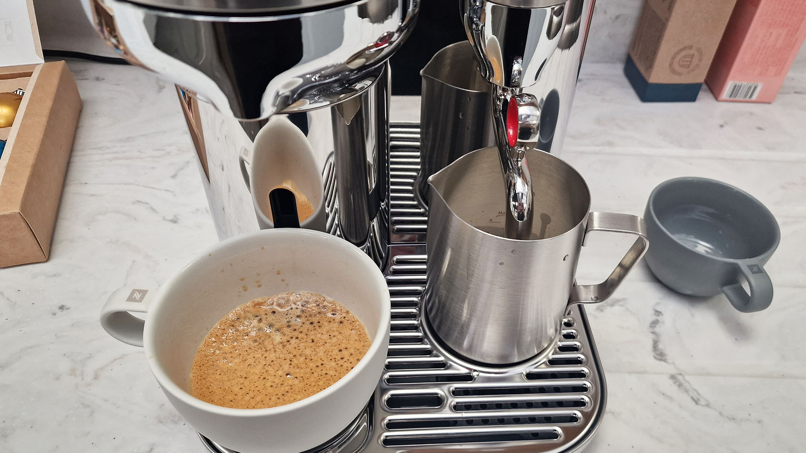 Nespresso Vertuo CreateSta'da oturan bir kahve, krema soluyor