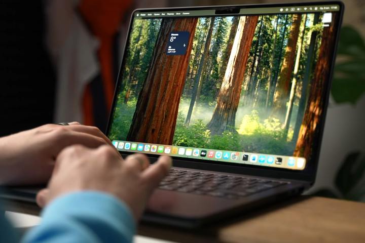 Gerçek bir M4 MacBook Pro Birimi olduğu iddia edilen Rus YouTuber RomanceV768.