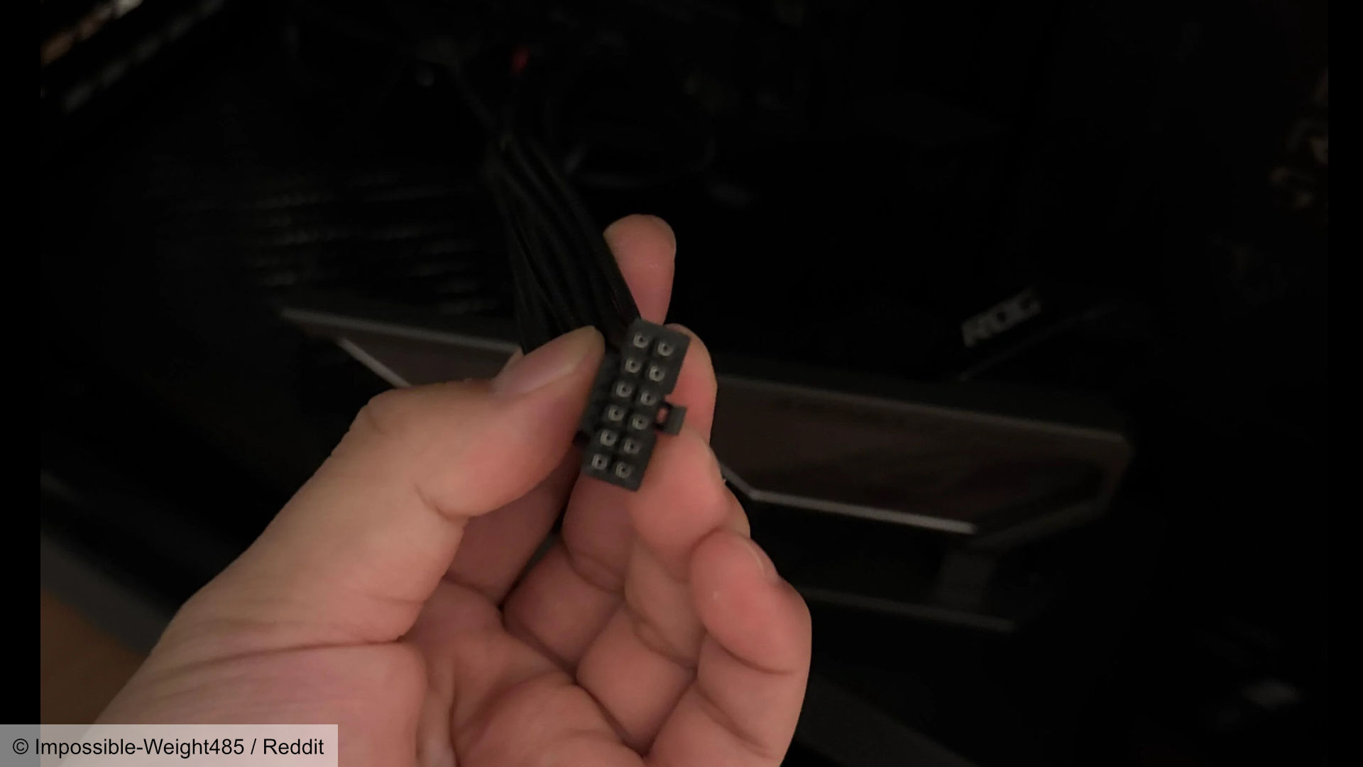Yakılmamış Asus RTX 5090'da hasarsız güç kablosu