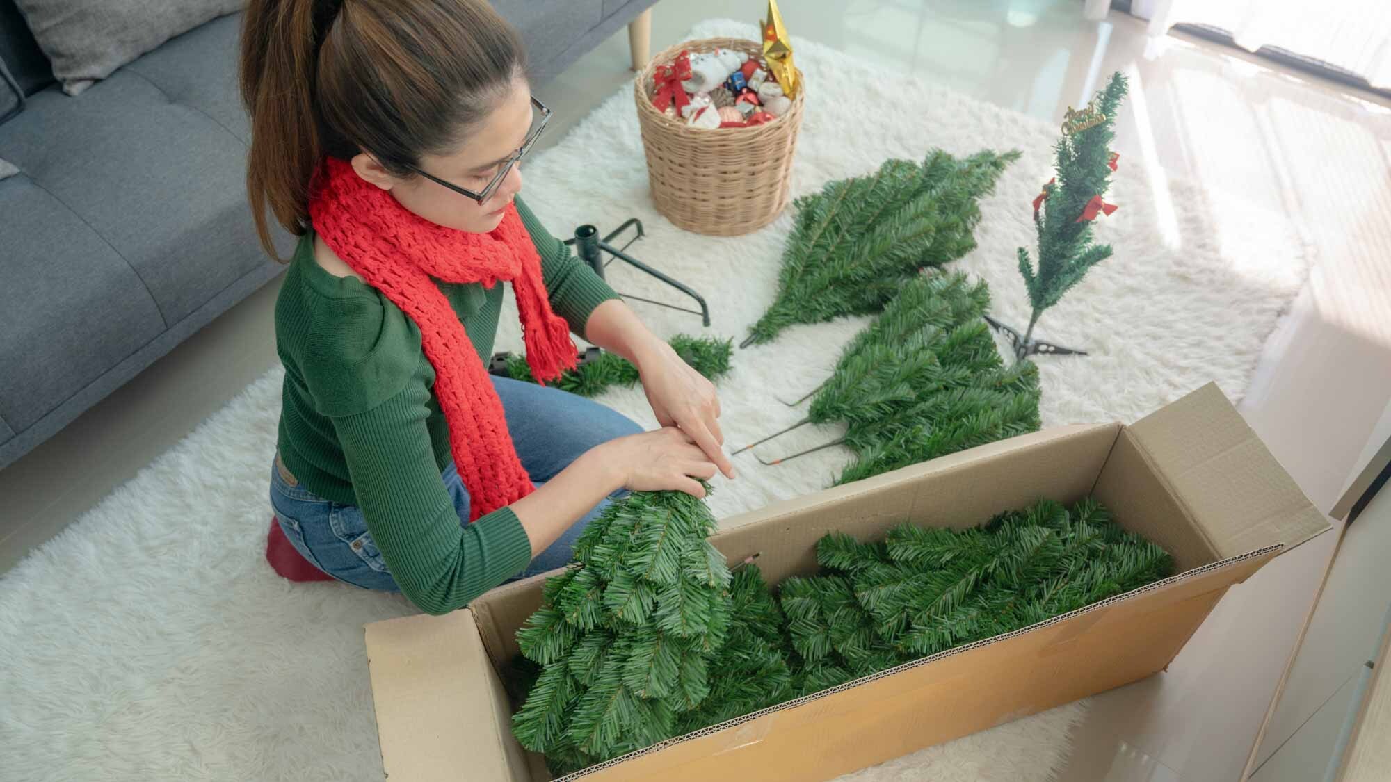 Noel Ağacı Paketleyen Kadın