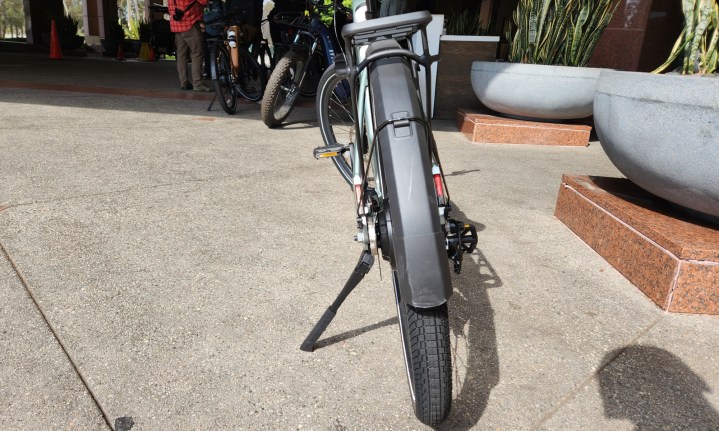 Elektronik kilitleme kickstand ile Aventon Seviye 3.