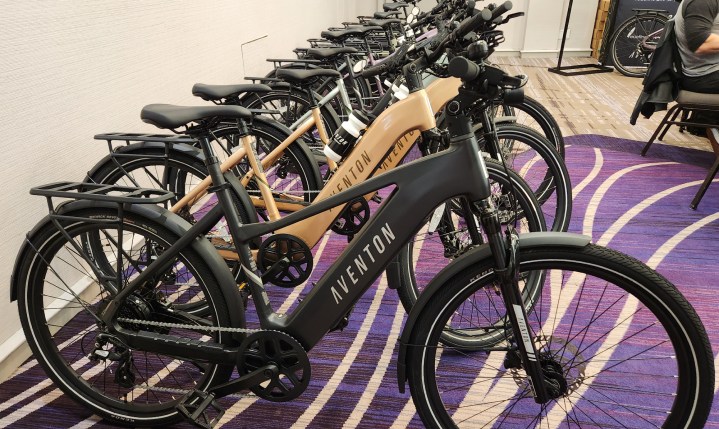 Aventon Seviye 3 e-bisikletler, lansman öncesi bir basın etkinliğinde dizildi.