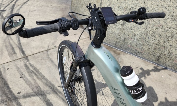 Aventon Seviye 3 Gidon ve binici kontrollerinin yakın çekim atışı.