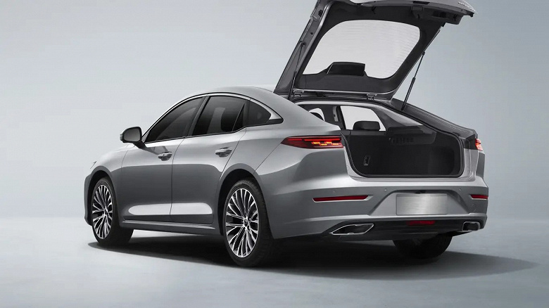 Skoda Superb'in güçlü bir motor ve Aisin ile zorla değiştirilmesi Aralık ayında otomatik olarak Rusya Federasyonu'na gitti, ancak otomobil bayilerinin neredeyse hiçbirinde yok