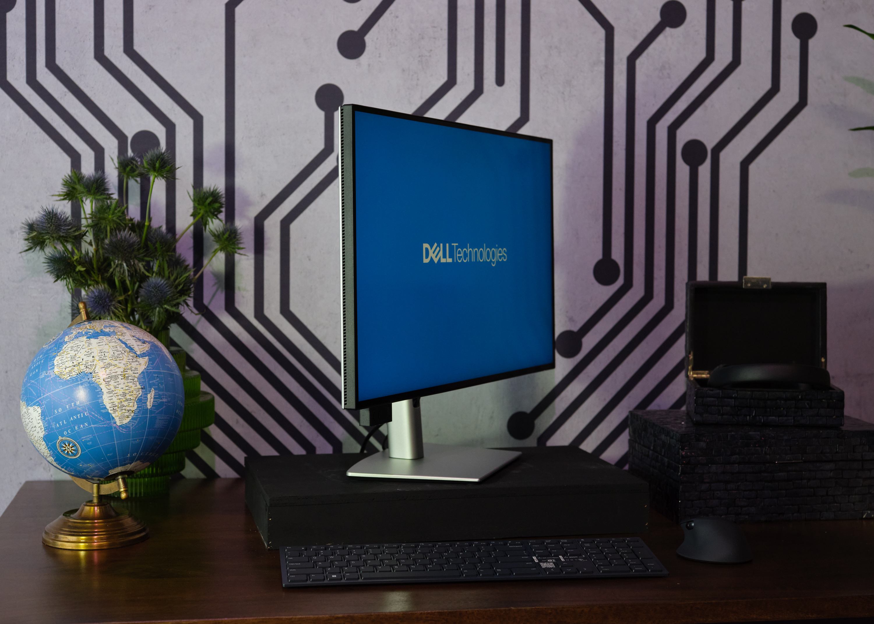 Dell Ultrasharp 27 4K Thunderbolt Hub Monitör (U2725QE) görüntüsü.
