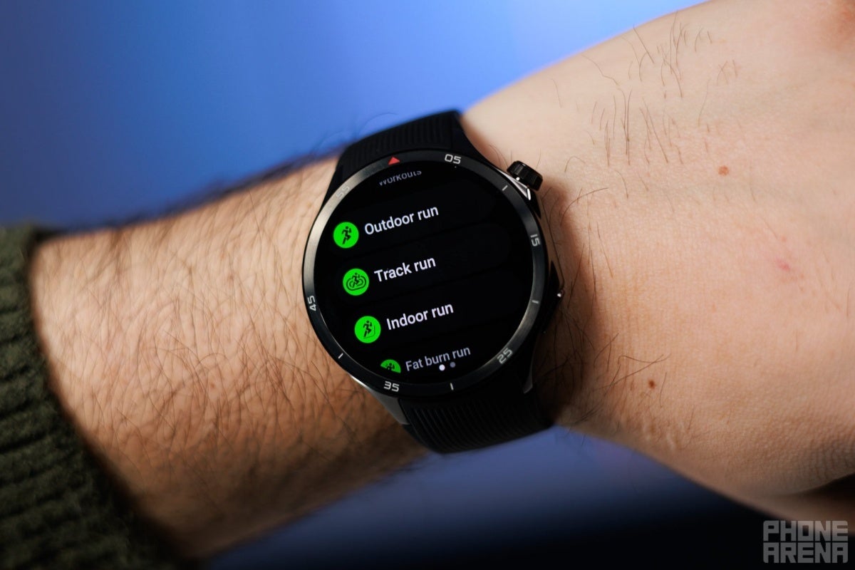Gecikmeli OnePlus Watch 3 sizin için biraz hantal görünüyorsa, belki daha küçük bir sürüm beklemelisiniz. | Resim Kredisi - Phonearena - OnePlus Watch 3, en sıra dışı bir nedenden ötürü iki ay boyunca resmi olarak gecikti