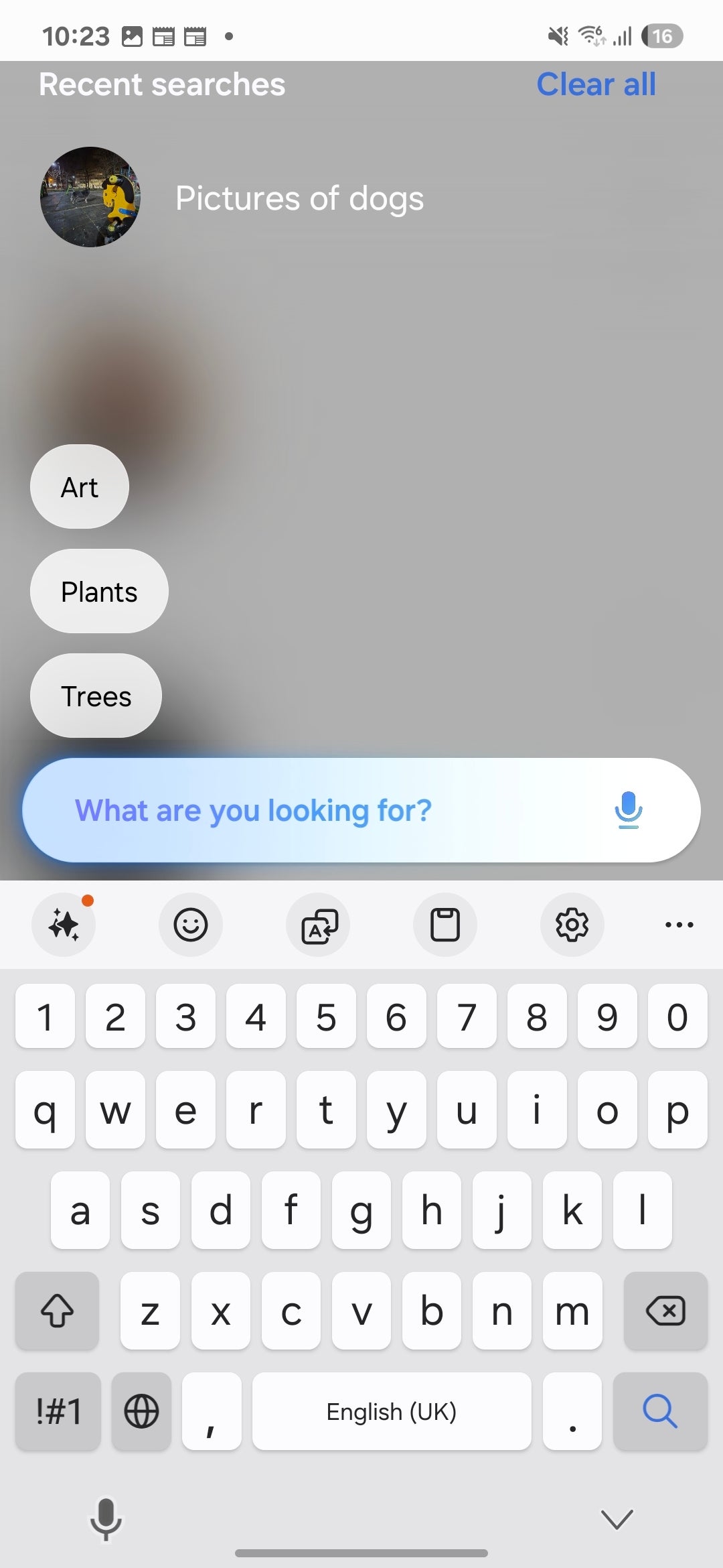 Bir sohbet botuyla konuşacaksanız, galeri uygulamasında aynı şekilde arama yapabilirsiniz. | Resim Phonearena - One UI 7.0 Bu Galaxy S25 özelliklerini eski cihazlarda atlayabilir
