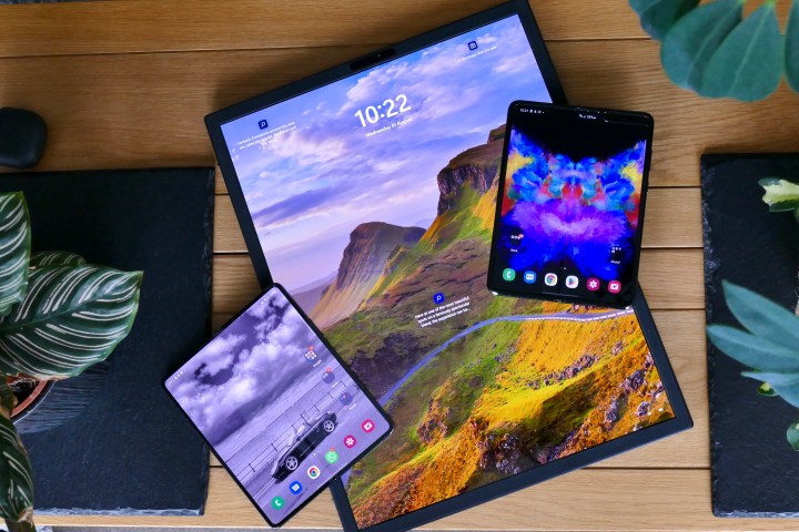 Asus Zenbook Fold 17 Galaxy Z kat 4 ve Galaxy Fol.