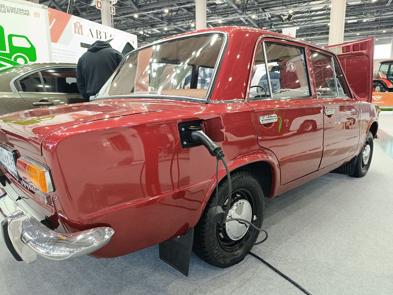Eski Otomobillerin Yeni Yaşamı: Rusya'da evrensel bir dizi uzak tutma sunulur. Kia Magentis ve Vaz-21013 örneğinde gösterildi.