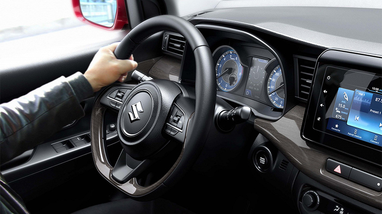 Japon yarışmacı Lada Largus Çin geçişleri için çok daha erişilebilir: Suzuki Ertiga Compactwalls Rusya'da daha ucuz