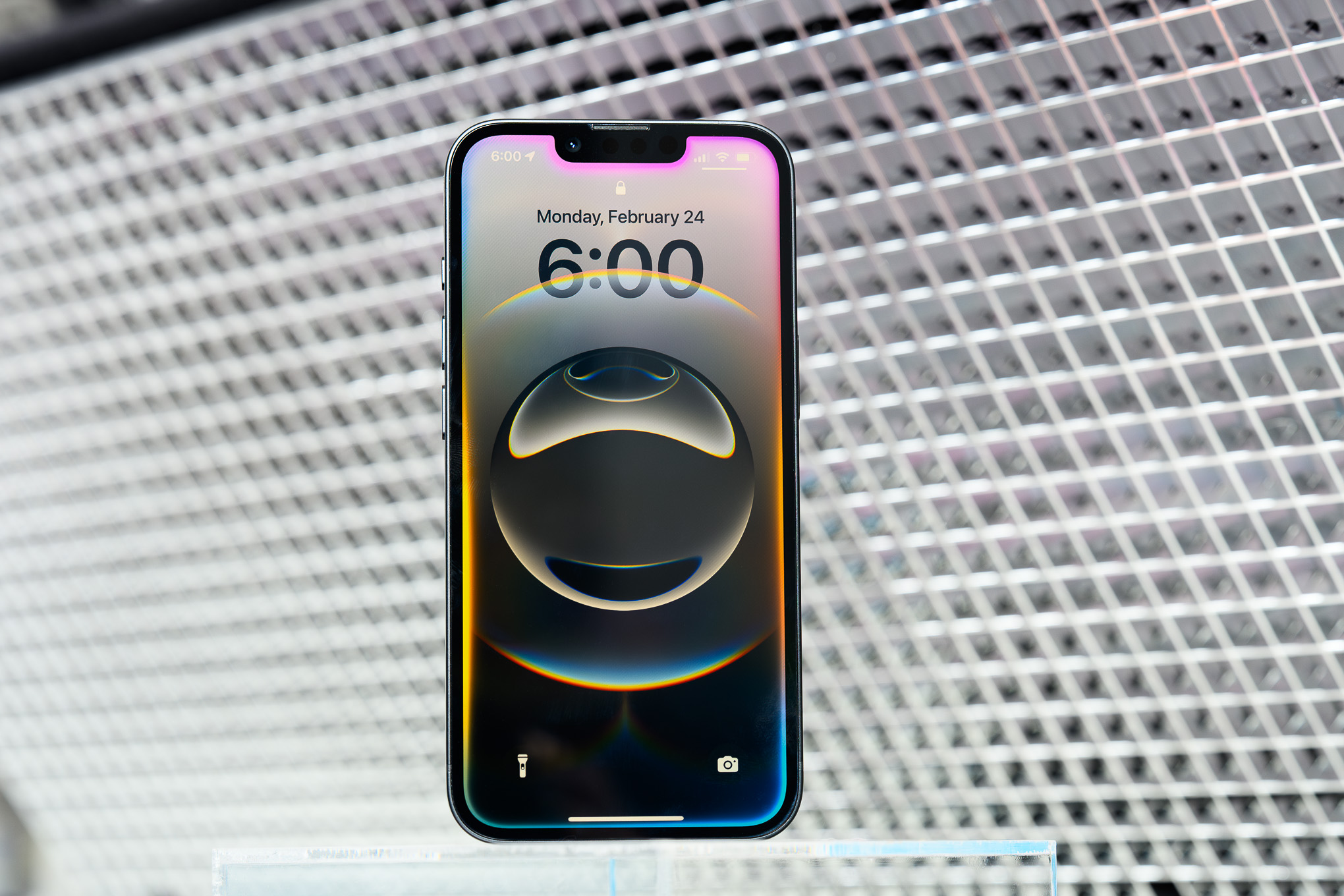 Apple'ın iPhone 16E'sinin uygulamalı bir fotoğrafı.