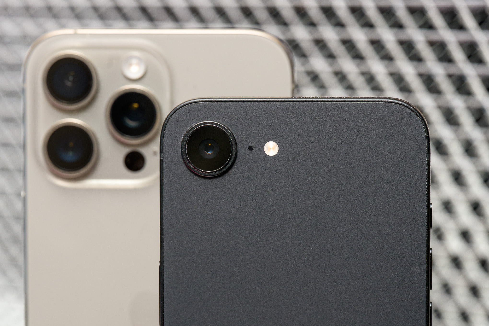 Apple'ın iPhone 16E'sinin uygulamalı bir fotoğrafı.