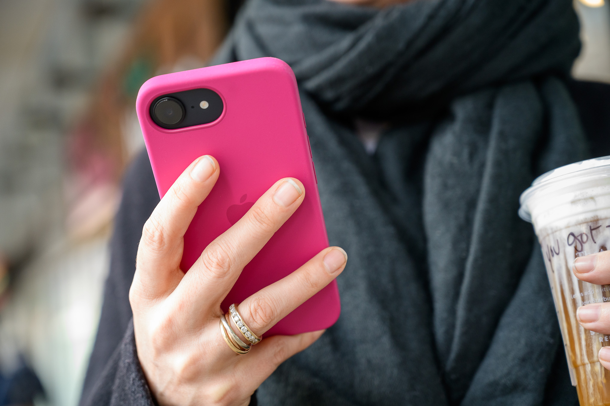 Apple'ın iPhone 16E'sinin uygulamalı bir fotoğrafı.