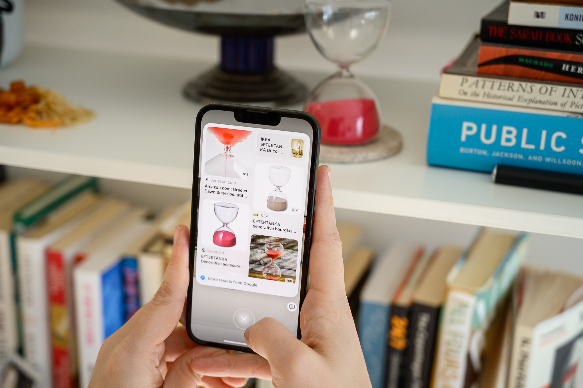 Apple'ın iPhone 16E'sinin uygulamalı bir fotoğrafı.