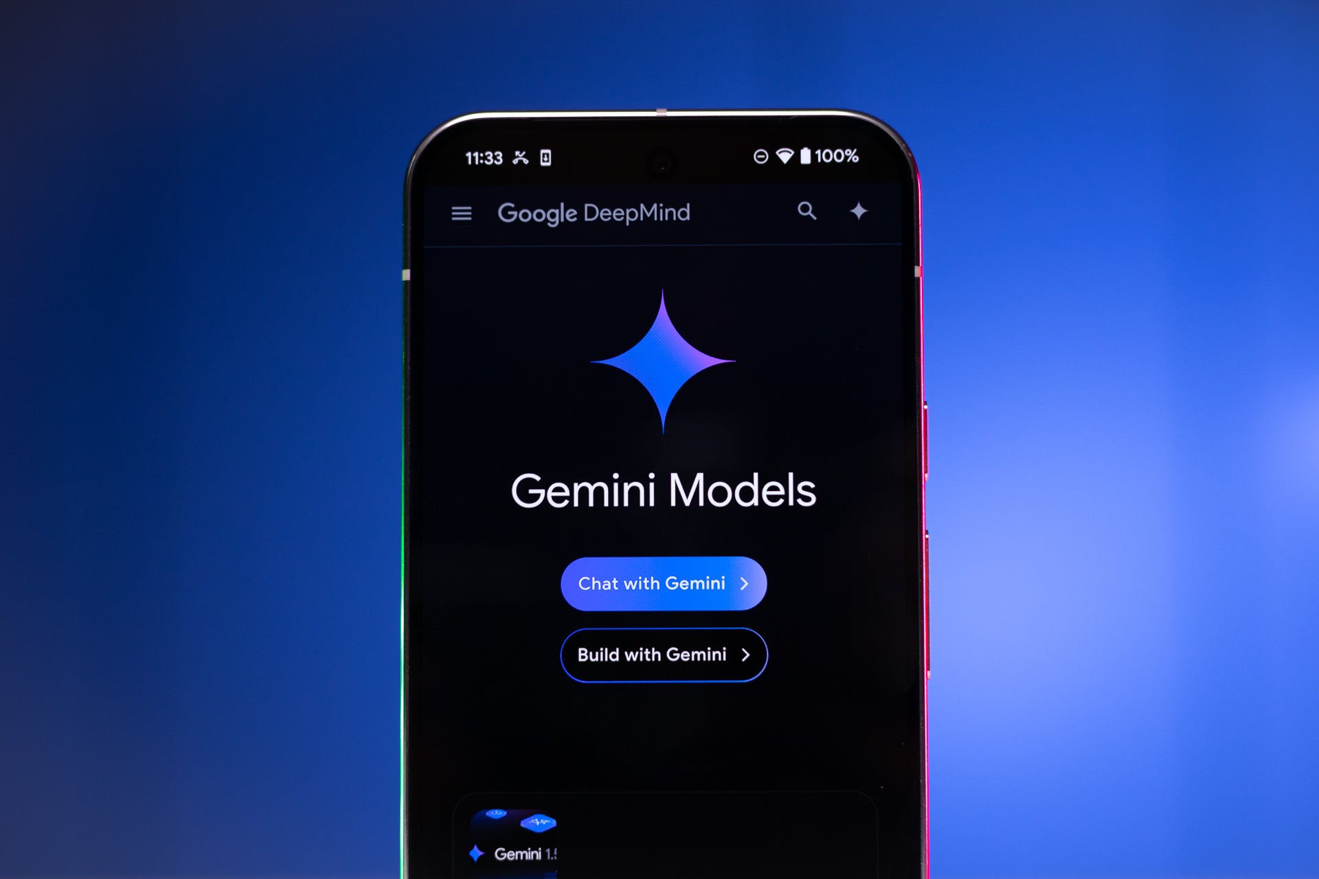 Üzerinde Gemini uygulaması olan bir telefon.