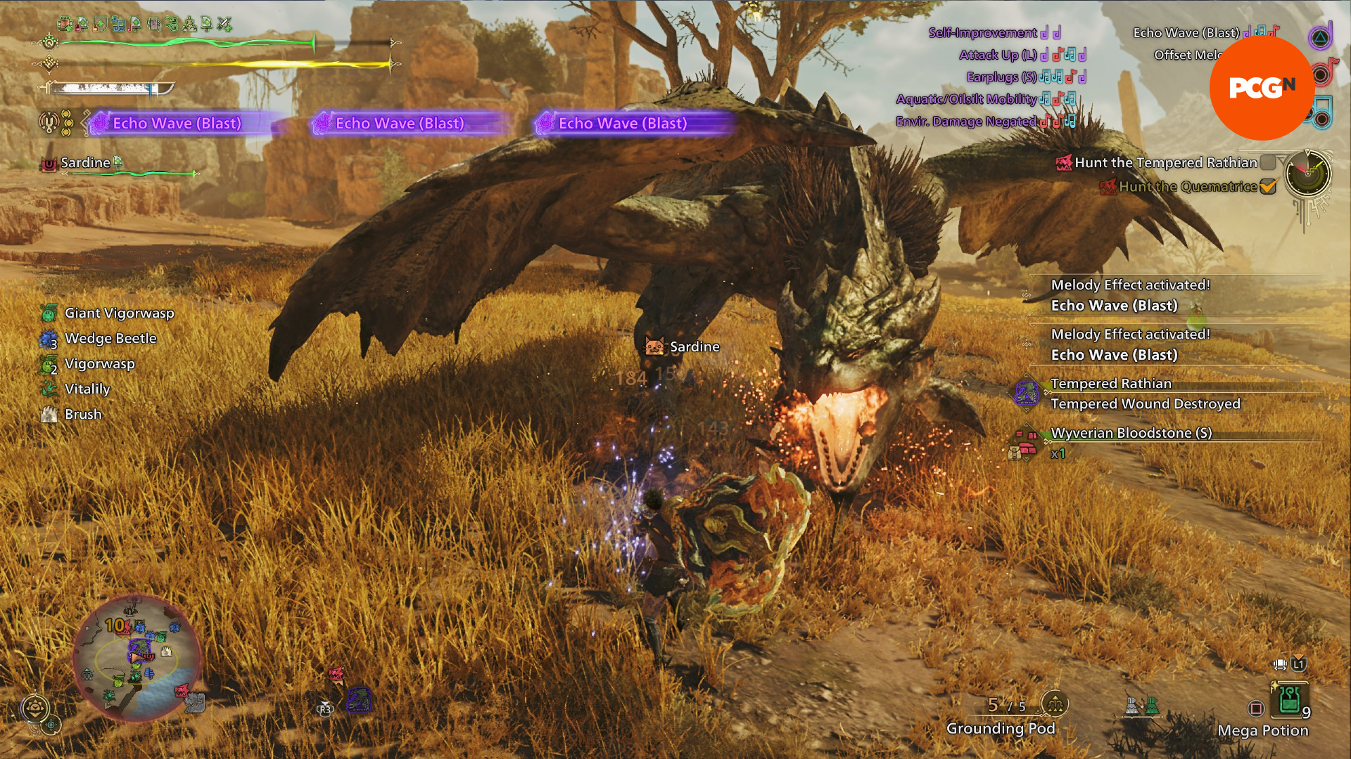 Monster Hunter Wilds - Bir av korna oyuncusu temperlenmiş bir Rathian ile savaşır.
