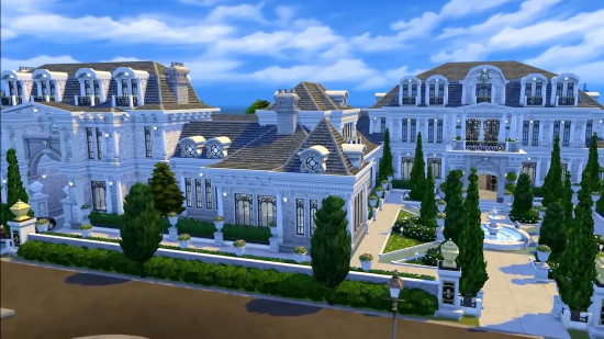Sims 4 Evleri: Sims 4'te inşa edilmiş geniş bir beyaz konak.