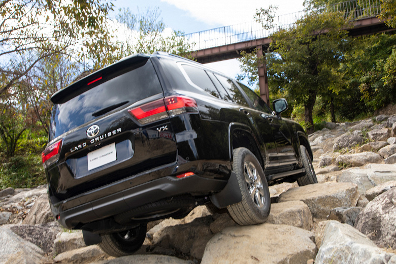 Güncellenmiş Toyota Land Cruiser 300 satışları 18 Mart'ta başlıyor. Efsanevi SUV daha güvenli hale geldi - ve gül
