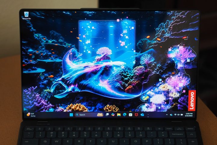 Lenovo Yoga Slim 9i 14 Gen 10 ön görünüm gösterilen ekran.