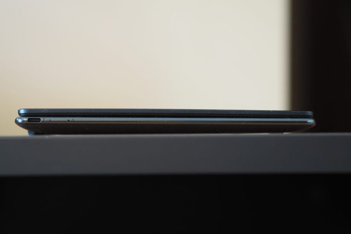 Lenovo Yoga Slim 9i 14 Gen 10 Sol görünüm Portları gösteren.