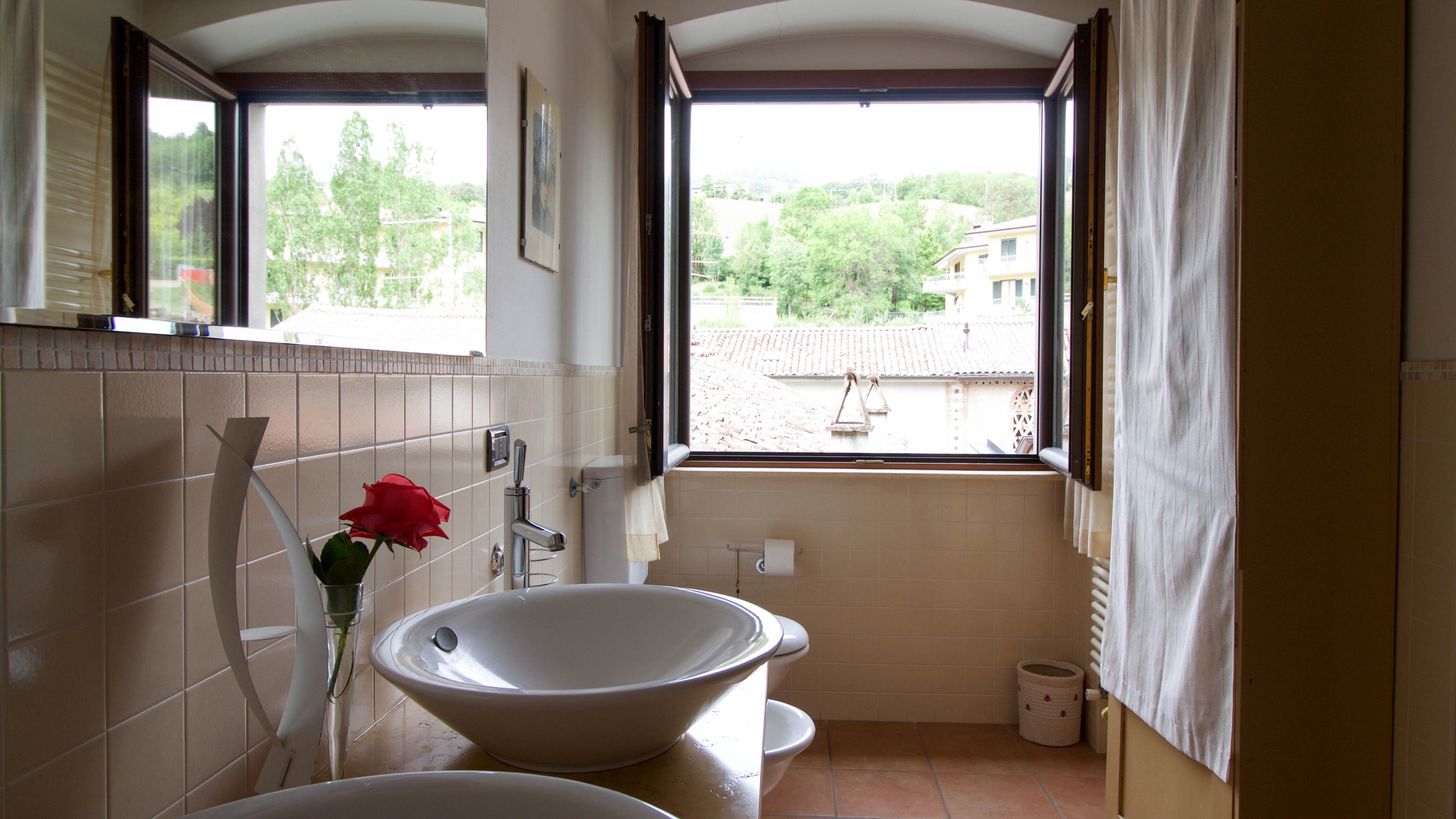 Açık pencereli bir banyo havalandırıyor