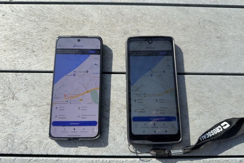 Lenovo Motorola (solda) ve CrossCall Stellar-M6 akıllı telefonlardan Thinkphone 25, yürüyüşten hemen önce, 2025, Ph. Moctar Kane.