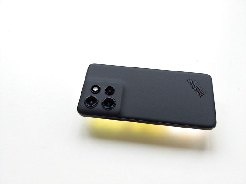 Lenovo Thinkphone 25 Smartphone 25, Motorola, 2024, Ph. Moctar Kane.