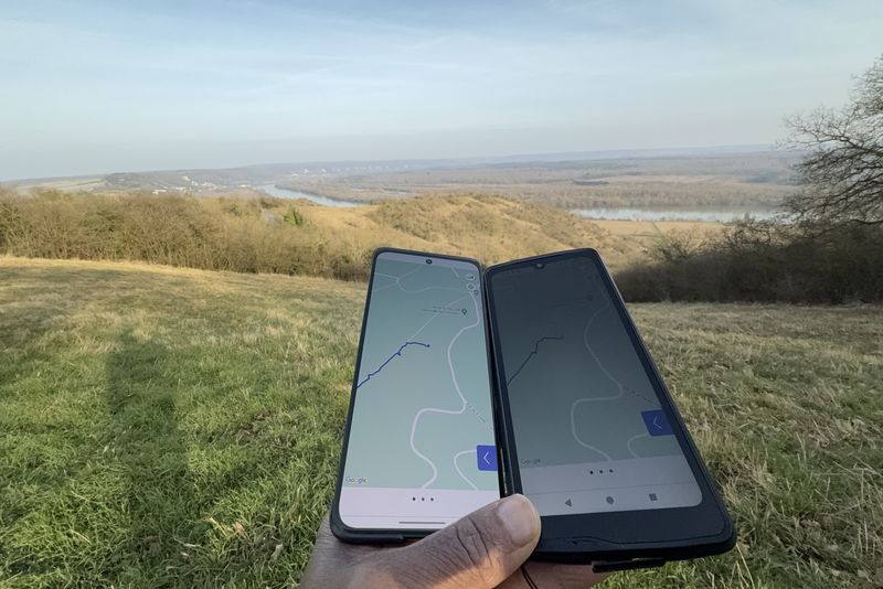 Lenovo Motorola (solda) ve CrossCall Stellar-M6 akıllı telefonlar tarafından Yürüyüş sırasında, 2025, Ph. Moctar Kane.