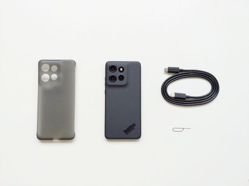 Motorola Smartphone tarafından Lenovo Thinkphone 25, Fernis aksesuarları, 2024, Ph. Moctar Kane.
