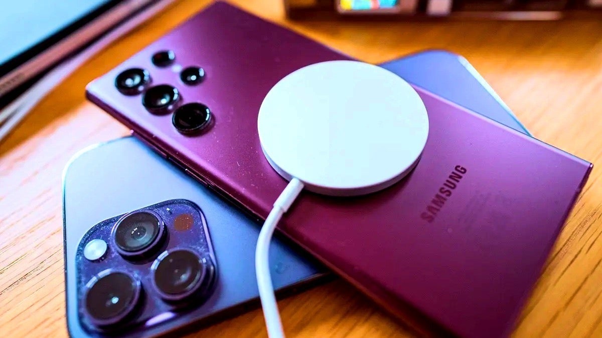 Samsung telefonlarında manyetik kablosuz şarj olması neden bu kadar zor? | Phonearena tarafından görüntü - Samsung'un amiral gemisi telefonlarını henüz dahil etmemesi veya geliştirmediği beş özellik