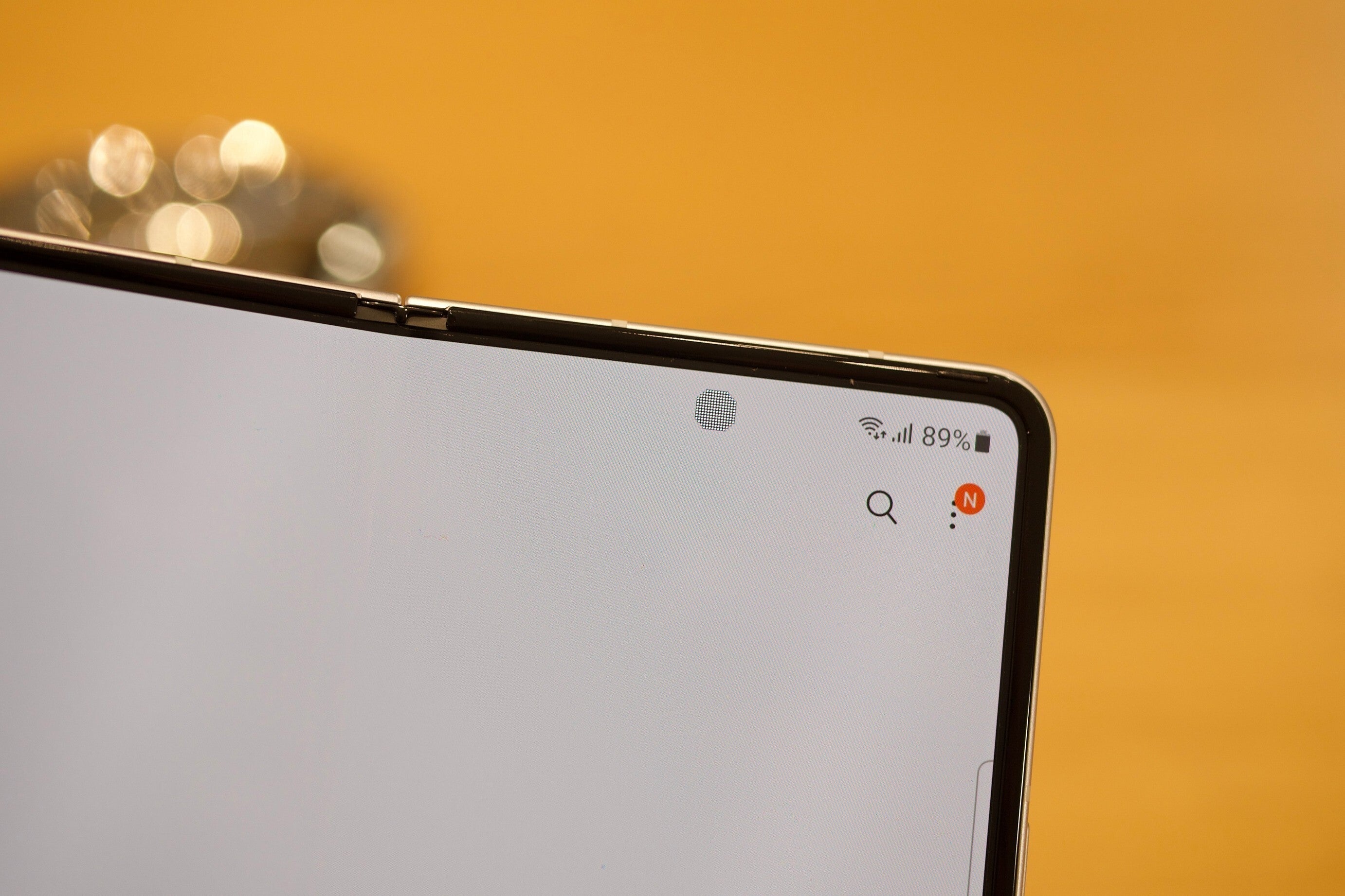 Bu, Galaxy Z Fold 3'teki açık bir kameranın bir fotoğrafıdır. Tabii ki, ideal değil, ancak Red Magic 10 Pro'daki iyi bir çözüm olduğunu gösteriyor. | Phonearena tarafından görüntü - Samsung'un amiral gemisi telefonlarını henüz dahil etmemesi veya geliştirmediği beş özellik