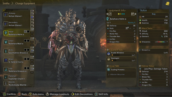 Monster Hunter Wilds Böcek Glaive: Bir adam ağır metal zırh takımında duruyor.