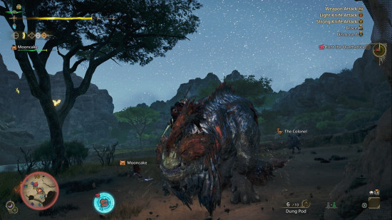 Monster Hunter Wilds Böcek Glaive: Tüylü bir ceket giyen bir adam, büyük bir tavuk ömrü yaratığın arkasını monte eder.