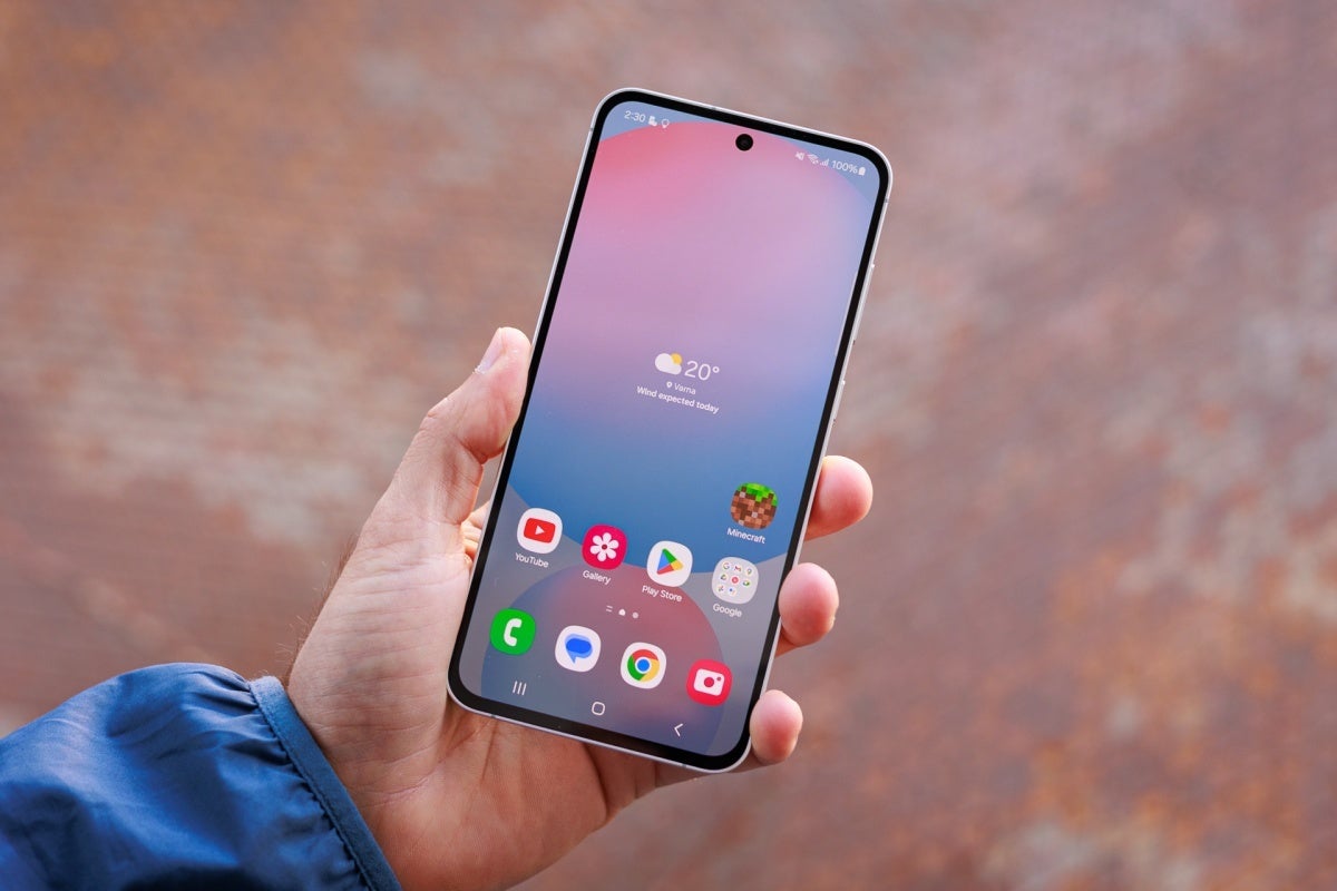 S24 FE oldukça iyi bir telefon, ancak S25 FE daha düşük bir fiyat noktasıyla daha iyi olabilir. | Resim Kredisi - Phonearena - Sıkıcı Galaxy A56, Samsung'un orta menzilli stratejisini en kısa zamanda gözden geçirmesi gerektiğini düşündürüyor