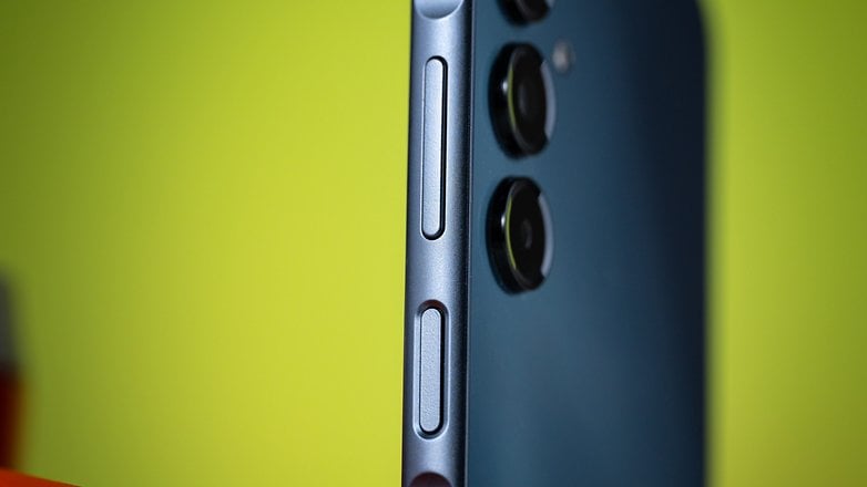 Samsung Galaxy A16 5G'nin kapatılması, düğmeleri ve kamera lenslerini gösterir. Samsung Galaxy A16 5G'nin kapatılması, düğmeleri ve kamera lenslerini gösterir.