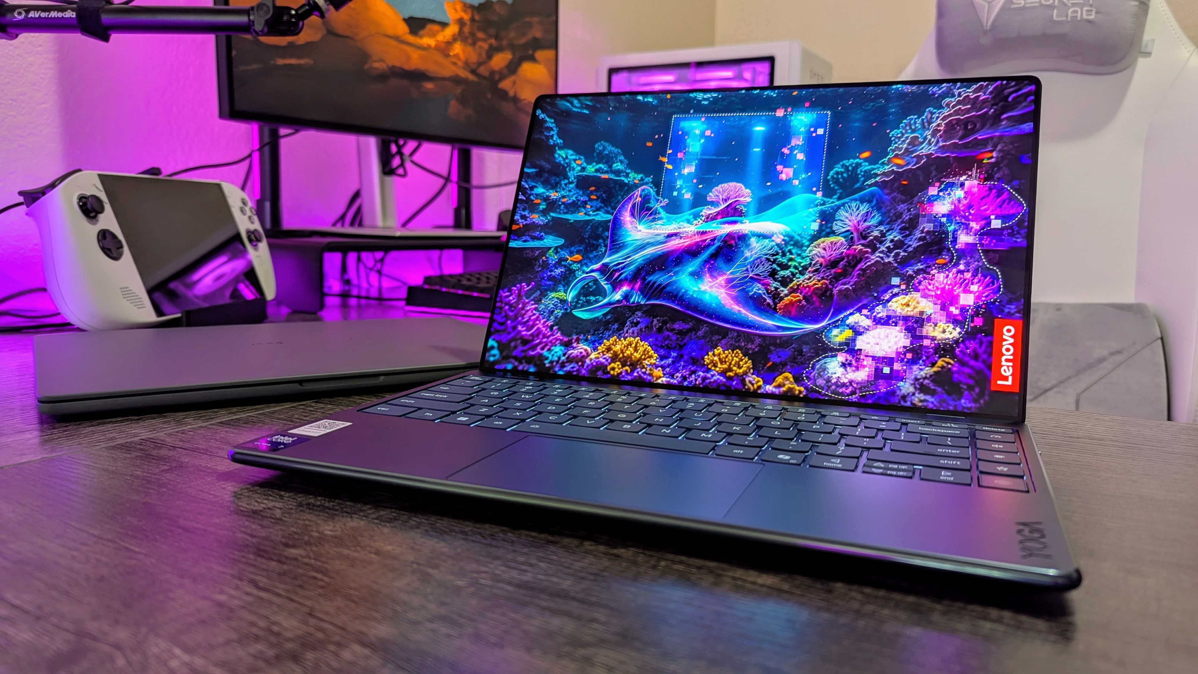 Lenovo Yoga Slim 9i 14 (Gen 10) ve Asus Zenbook A14 (2025) dizüstü bilgisayarların görüntüsü.