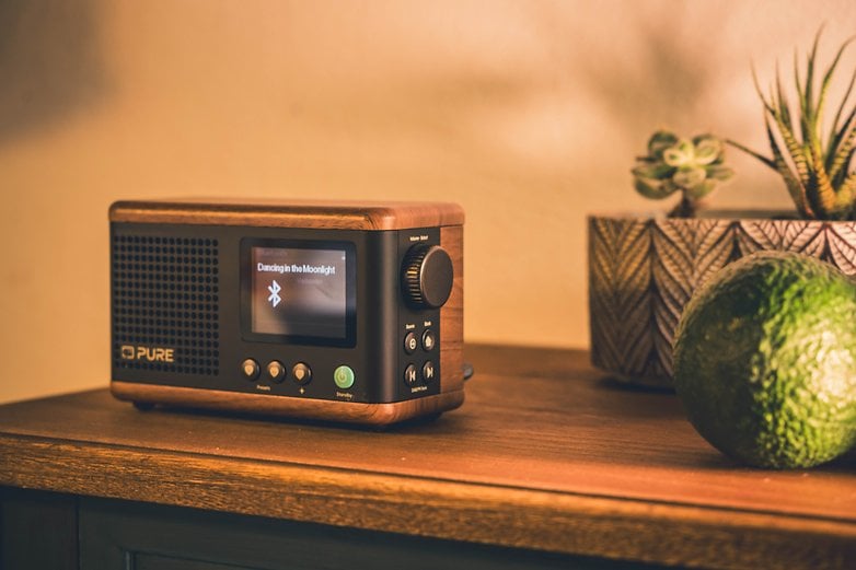 Saf klasik mini bir "Büyüleyici taşınabilir dijital radyo" Saf klasik mini bir "Büyüleyici taşınabilir dijital radyo"