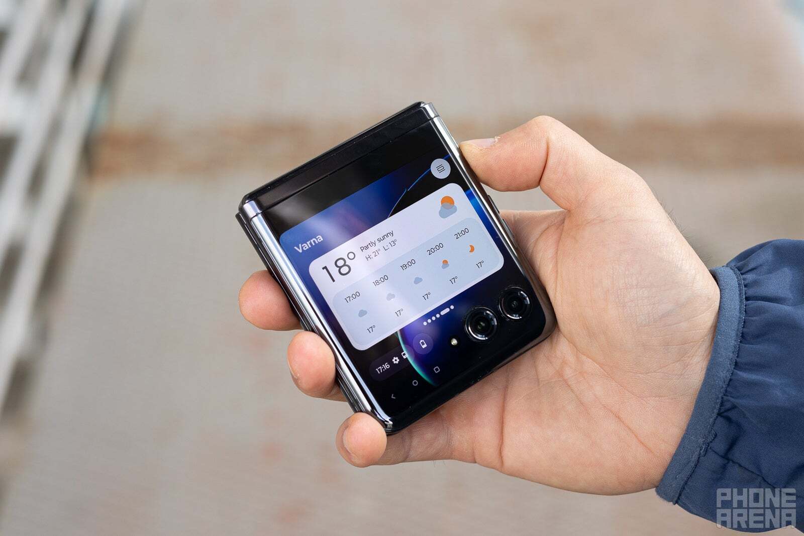 Moto Razr+ (2023) kapak ekranı | Image Credit -Phonearena - Android 15'i Motorola telefonunuza yüklemeyin